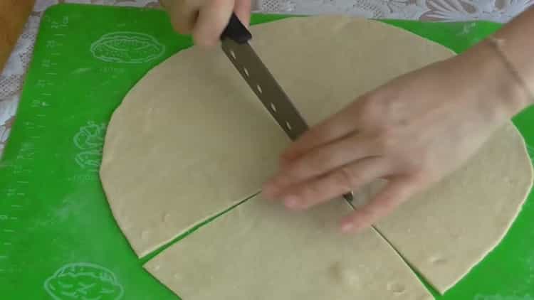 Upang gumawa ng masa para sa mga bagel, gupitin ang Tetso