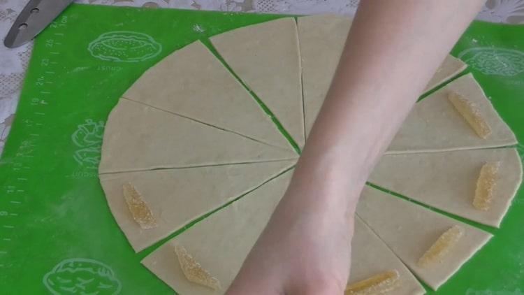 Upang ihanda ang kuwarta para sa mga bagel, ilagay ang pinupuno na nesto