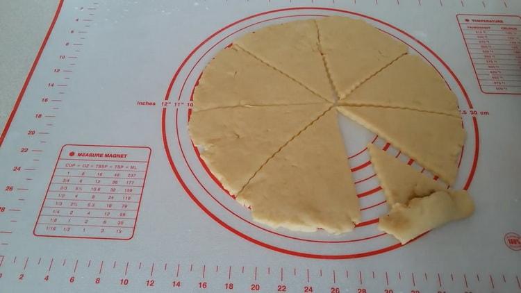 Pentru a pregăti bagelele cu lapte condensat, puneți umplutura pe aluat