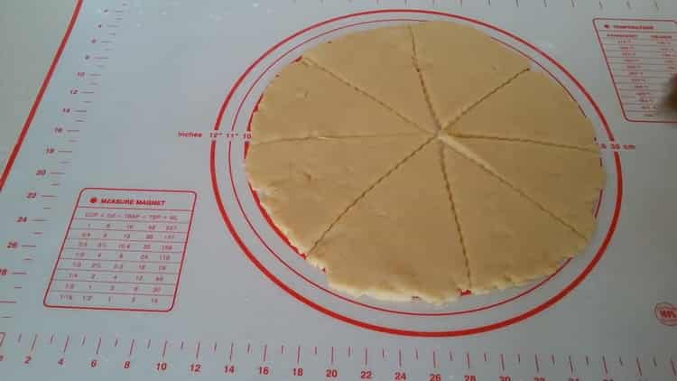 Pentru a face bagelele cu lapte condensat, tăiați aluatul