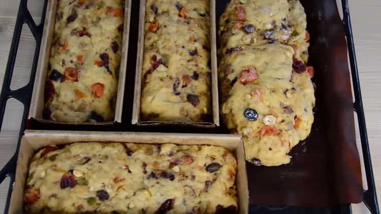 Læg dejen i gryden for at lave en julekage