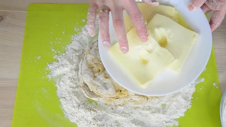 Tilsæt smør for at lave en julekage