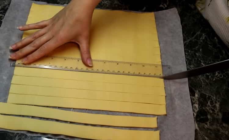 За да направите рози от бутер тесто, нарежете тестото