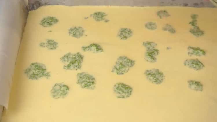 Um eine Rolle mit rotem Fisch vorzubereiten, setzen Sie Grüns