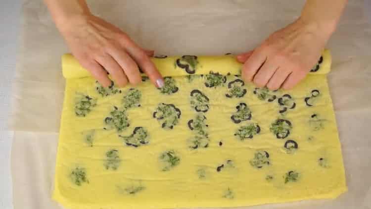 Rollen Sie die Rolle, um eine Rolle mit rotem Fisch zuzubereiten