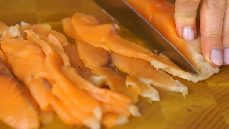 Schneiden Sie den Fisch, damit der rote Fisch rollt