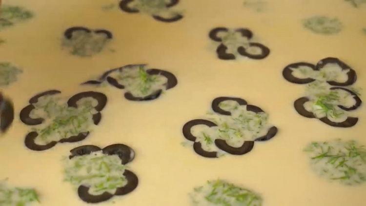 Um die Brötchen mit rotem Fisch zuzubereiten, legen Sie die Oliven