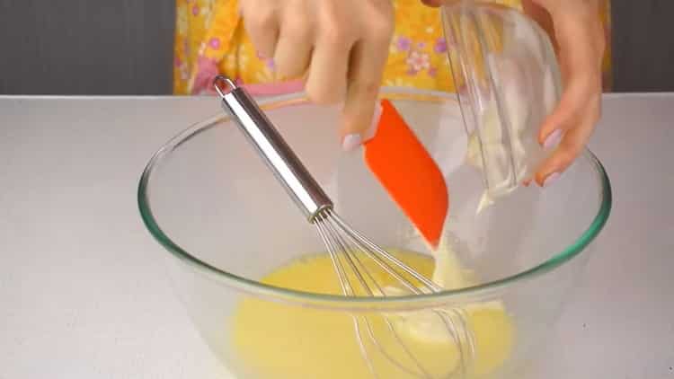 Um roten Fisch zum Rollen zu bringen, mischen Sie die Zutaten für den Teig