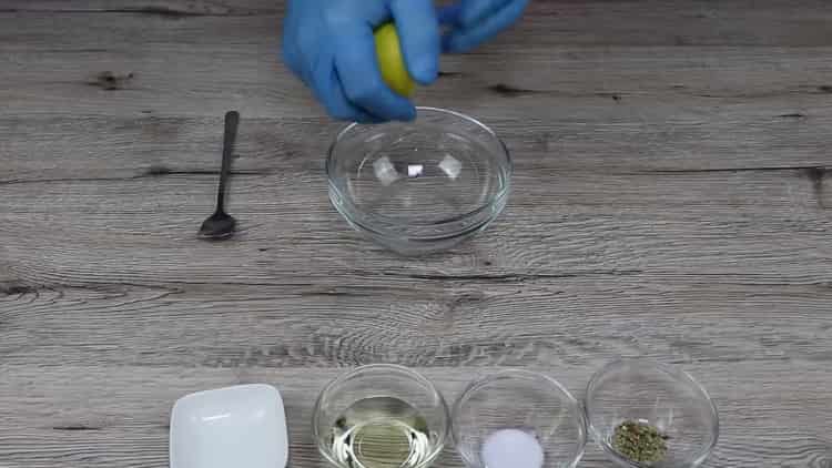 Pregătiți un pansament pentru salata de paste