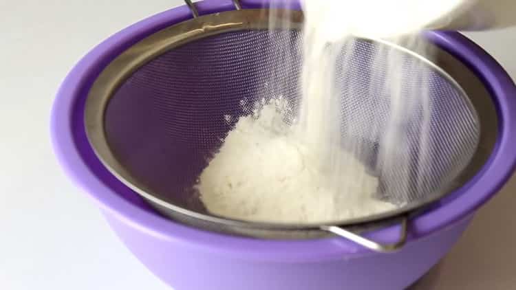 За готвене самса с пиле на фурна пресейте брашното