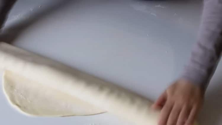 За да направите самса с пиле на фурна, разточете тестото