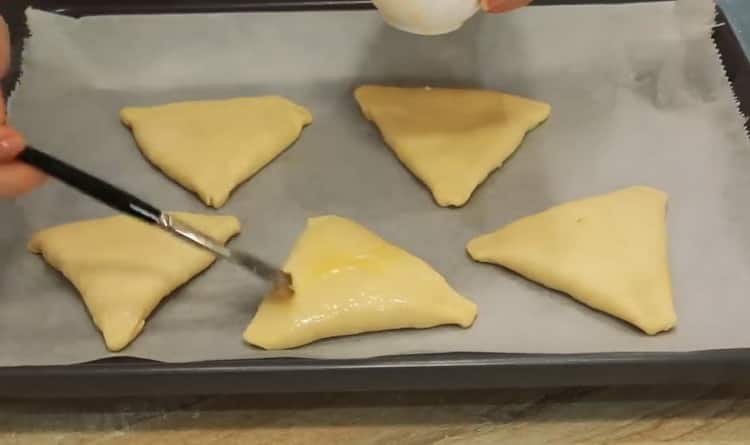 За да направите самса, намажете тестото с яйце