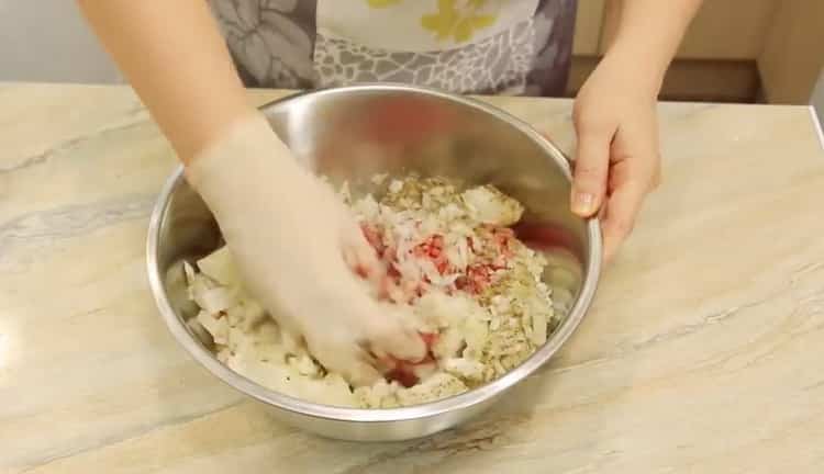 Добавете подправки, за да направите самса