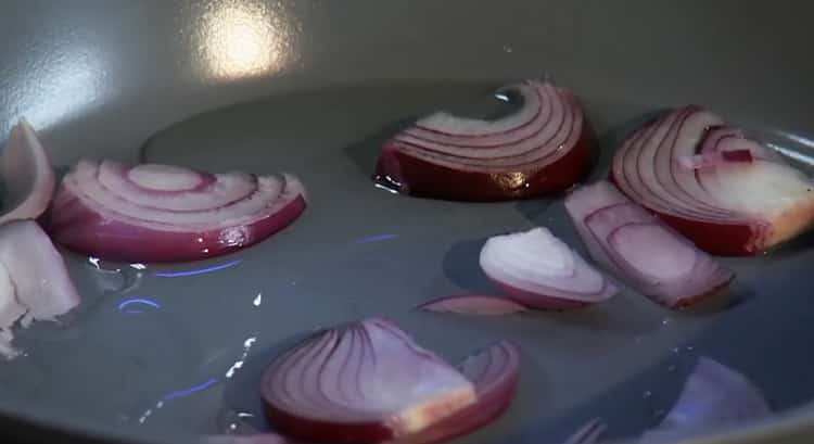 Para cozinhar carne de porco com macarrão, prepare os ingredientes