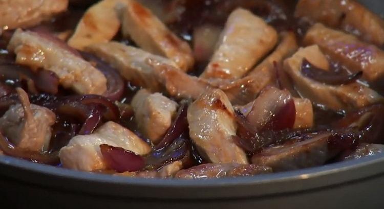 Para misturar carne de porco com macarrão, misture os ingredientes