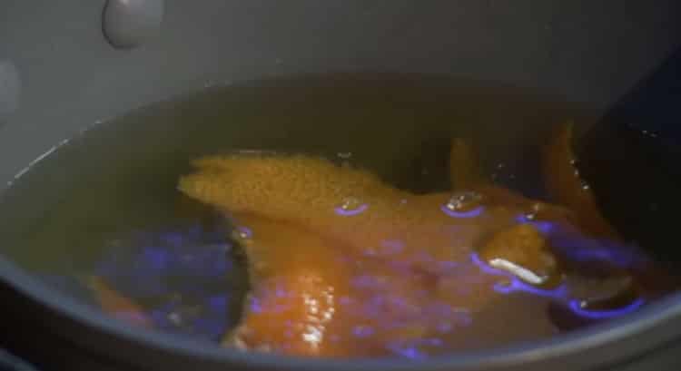 Para cozinhar carne de porco com macarrão, ferva as raspas