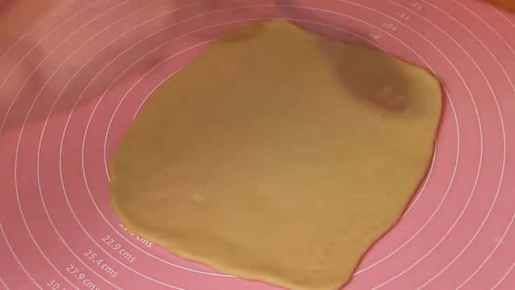 Rotlleu la massa per fer panets.