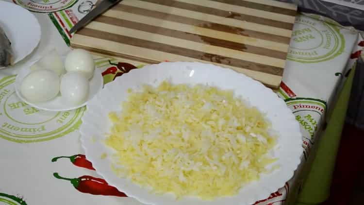 Pentru a pregăti heringul sub o haină de blană, toacă ceapa