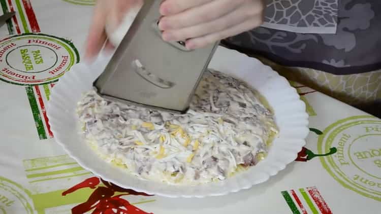 Pentru gătirea heringului sub un strat de blană, se unge cu maioneză