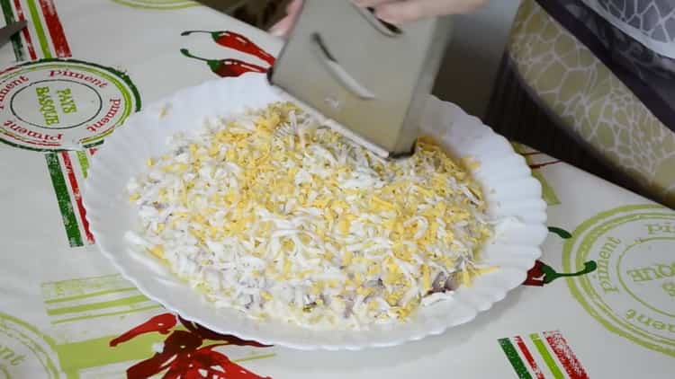 Pentru a pregăti heringul sub o haină de blană, frecați ouăle