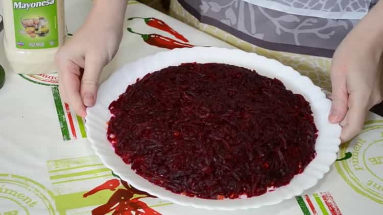 Pentru a găti heringul sub o haină de blană, frecați sfecla