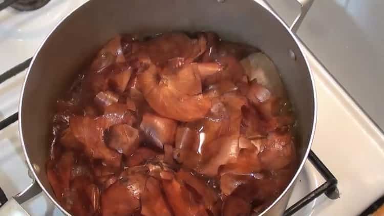 Pour préparer le maquereau dans des cosses d'oignon, préparez un cornichon