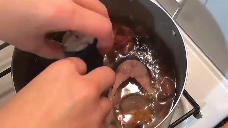 Faire cuire le maquereau dans des cosses d'oignon, faire bouillir le poisson