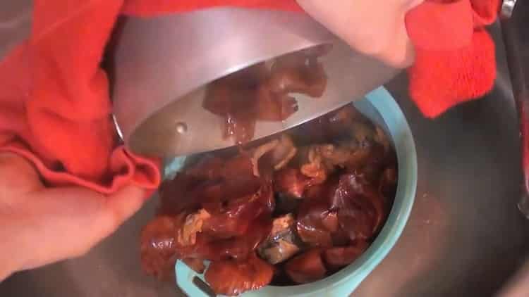 Pour préparer le maquereau dans une pelure d'oignon, retirez le liquide du poisson