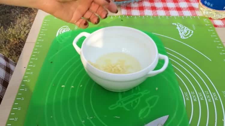 Pour la cuisson du maquereau sur le gril. râper l'ail