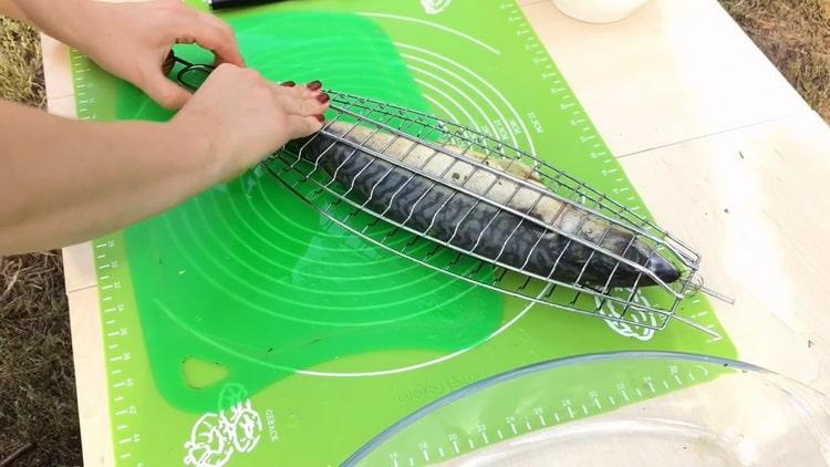 Pour la cuisson du maquereau sur le gril. mettre le poisson sur le gril