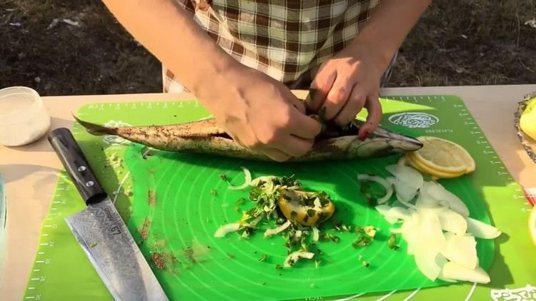 Pour la cuisson du maquereau sur le gril. mettre les verts dans le poisson