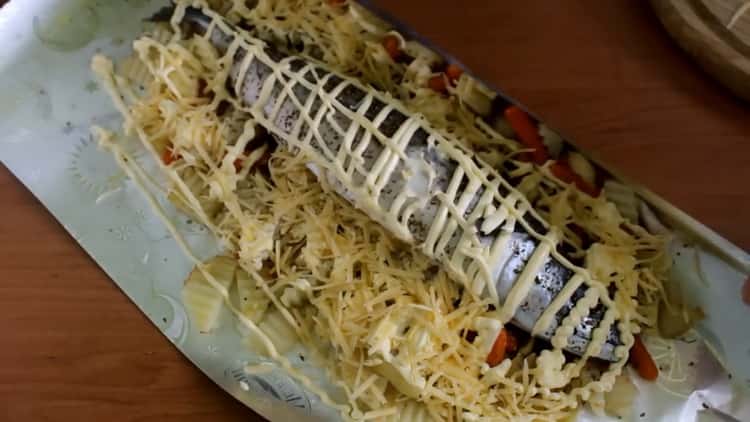 Per cuinar verat amb verdures al forn, greixeu el peix amb maionesa