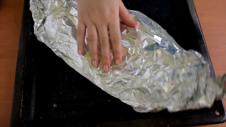 Per cuinar verat amb verdures al forn, escalfeu el forn