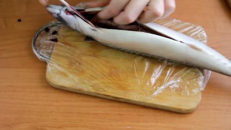 Per cuinar verat amb verdures al forn, netegeu el peix