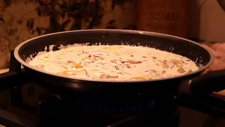 Nalijte krém na smetanovou omáčku se špagetami