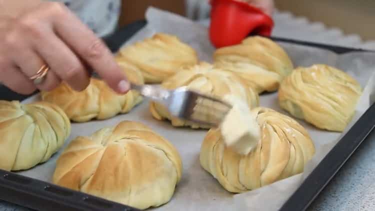 Kahanga-hangang keso puff pastry roll