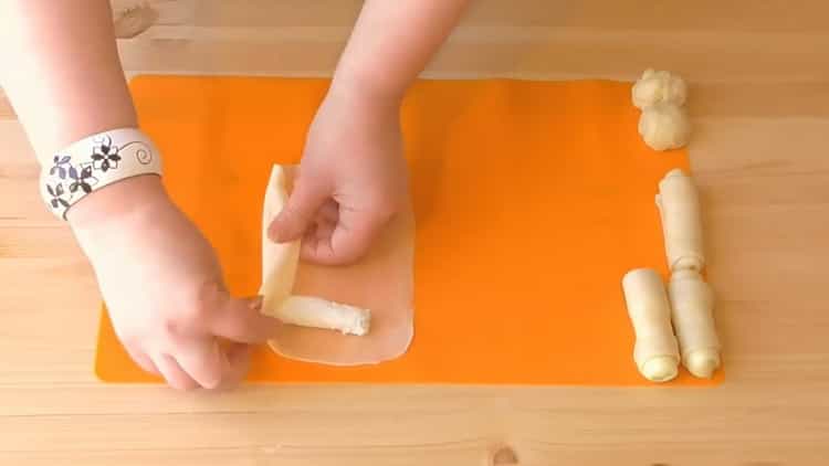Pour préparer la pâte feuilletée avec négociation, étaler le remplissage sur la pâte