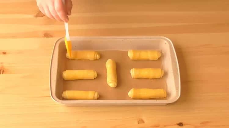 Pour préparer une pâte feuilletée avec négociation, graisser les blancs avec un œuf