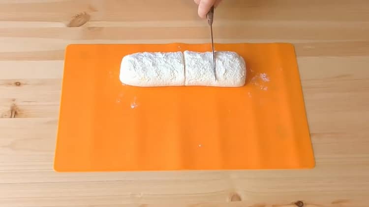 Pour préparer une pâte feuilletée avec une bonne affaire, coupez la garniture