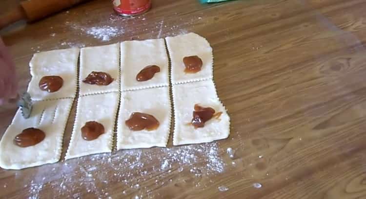 Para preparar el hojaldre, poner el relleno sobre la masa