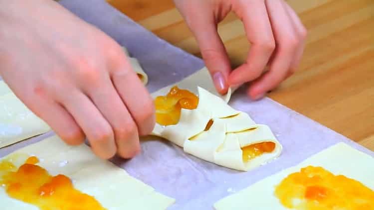 За да направите пухчета, увийте тестото