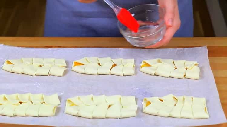 За да направите пухчета, намажете тестото