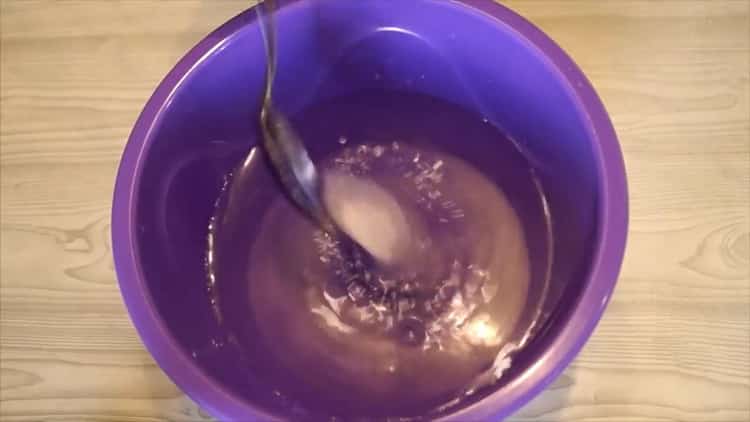 За да приготвите осолена розова сьомга за сьомга, добавете сол към саламура