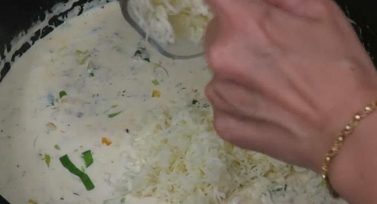 Ajouter les crevettes pour faire des spaghettis aux crevettes