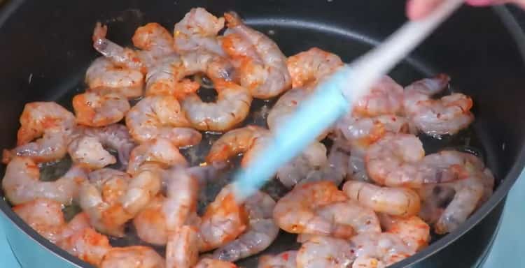 Pour préparer des spaghettis aux crevettes, préparez les ingrédients