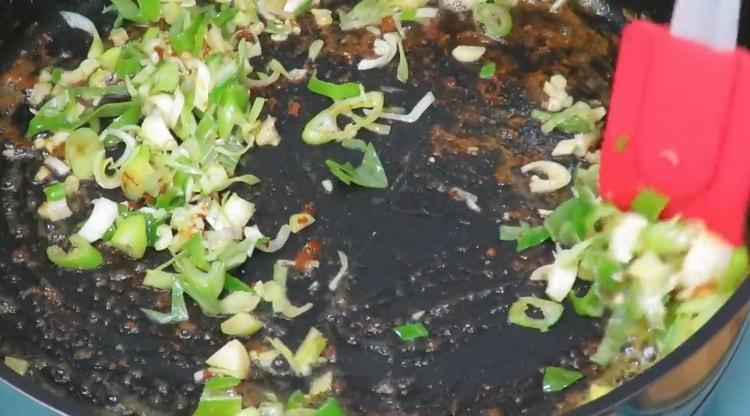 Pour faire des spaghettis aux crevettes, faites cuire à la vapeur