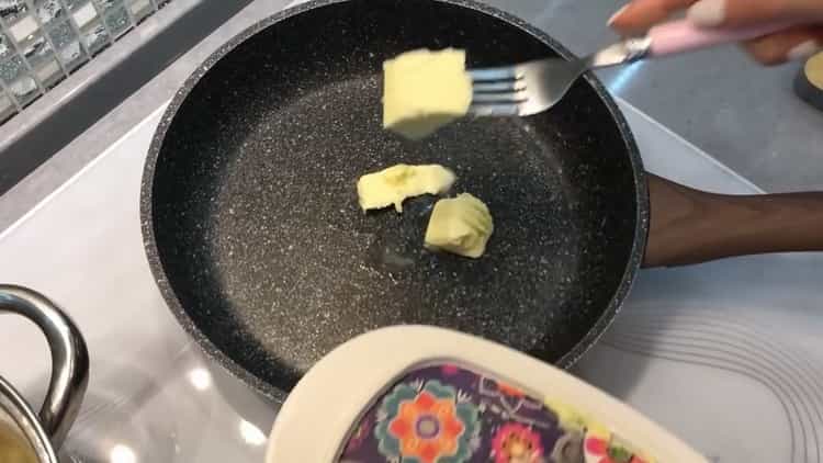 За да направите спагети със скариди в кремообразен сос, разтопете маслото