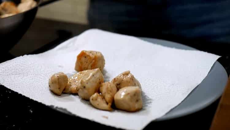 Upang magluto ng spaghetti, ilagay ang karne sa isang napkin