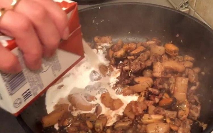 Upang makagawa ng spaghetti na may seafood, magdagdag ng cream