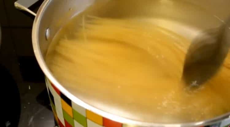 Gătit spaghete cu cârnați